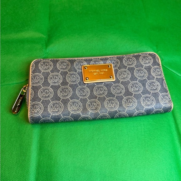 ichael Kors Signature Logo Print Jet Set Tan Long Zip Around Wallet like new - Picture 1 of 6